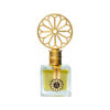 Perfume elegante cuadrado, líquido amarillo, tapa dorada con decoración circular en ella. Etiqueta dorada.