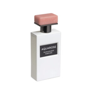 Perfume rectangular blanco, etiqueta negra Aqua Rose en blanco. Tapa forma de T negra y rosada.