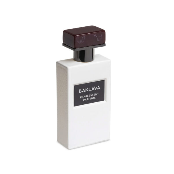 Perfume rectangular blanco, etiqueta negra Baklava en blanco. Tapa forma de T negra y marrón.