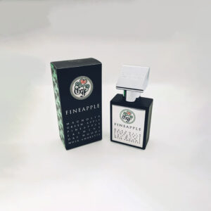 Perfume elegante negro, etiqueta blanca, Fineapple en letras negras. Caja negra letras blancas emblema Gallagher en frontal y tréboles verdes al costado.