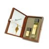 Perfumes en estuche marrón, envases rectangulares, líquido ámbar, tapa negra, etiqueta dorada. Itinerantur en tarjeta blanca.