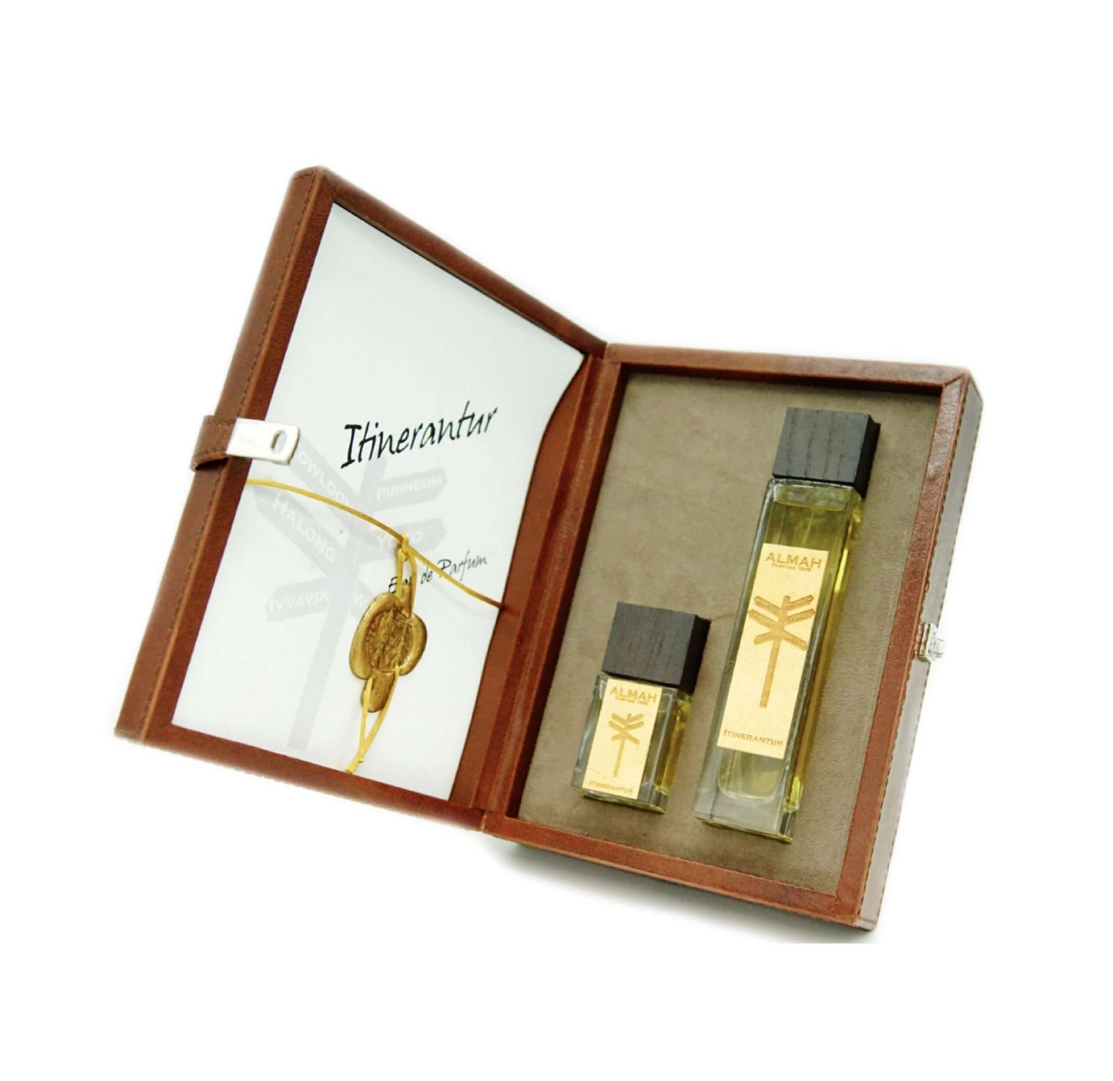 Perfumes en estuche marrón, envases rectangulares, líquido ámbar, tapa negra, etiqueta dorada. Itinerantur en tarjeta blanca.