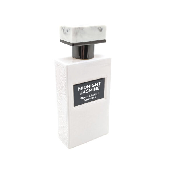 Perfume rectangular blanco, etiqueta negra Midnight Jasmin en letras blancas. Tapa forma de T negra y blanca.