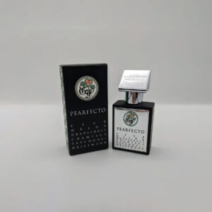 Perfume elegante negro, etiqueta blanca, Pearfecto en letras negras. Caja negra letras blancas emblema Gallagher en frontal y tréboles verdes al costado.