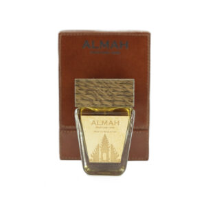 Perfume elegante, trapezoidal, liquido dorado, etiqueta dorada, estuche marrón Almah en letras negras.