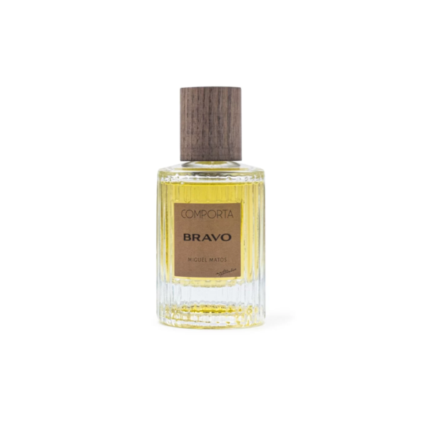 Perfume cilíndrico, líquido dorado, tapa de madera, etiqueta marrón, Bravo en letras negras.