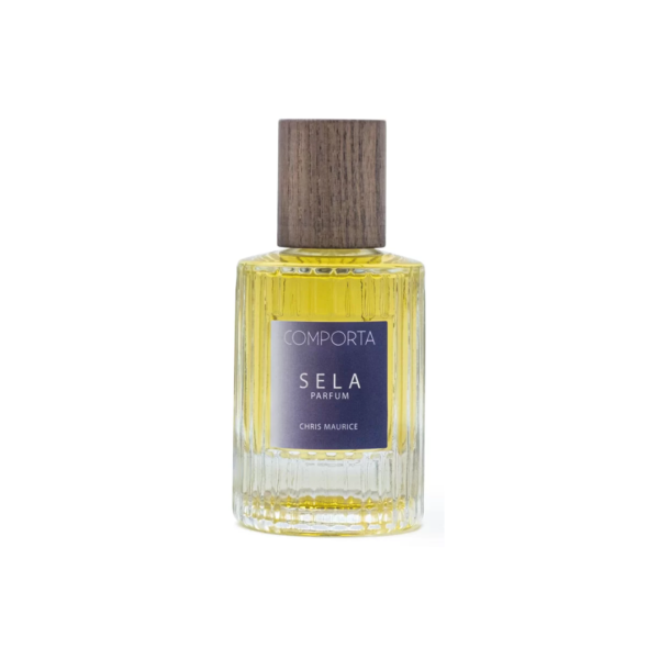 Perfume cilíndrico, líquido dorado, tapa de madera, etiqueta azul, Sela en letras blancas.