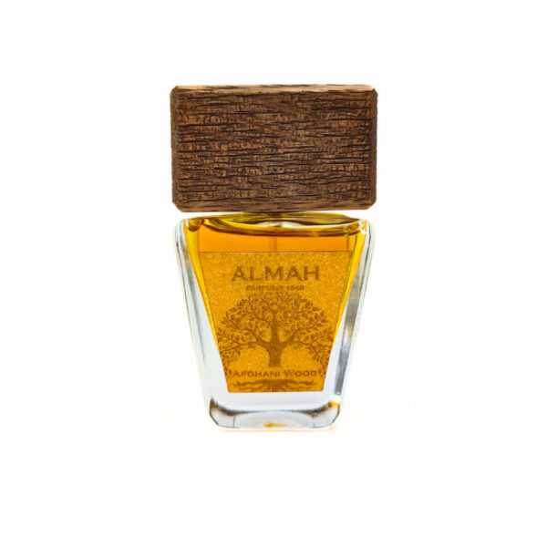 Perfume con envase y etiqueta trapezoidal, líquido dorado, tapa rectangular de madera.