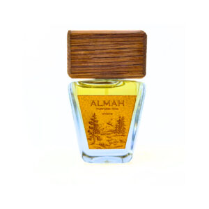 Perfume con envase y etiqueta trapezoidal, líquido dorado, tapa rectangular de madera.