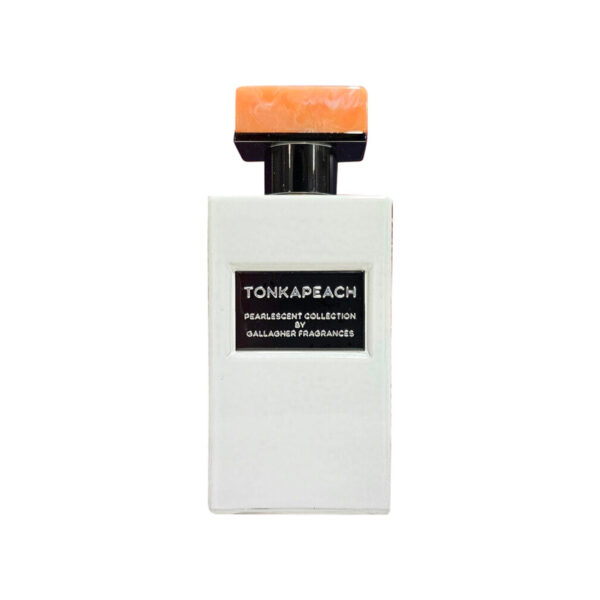 Perfume blanco con etiqueta rectangular negra nombre Tonka Peach, tapa forma de T.