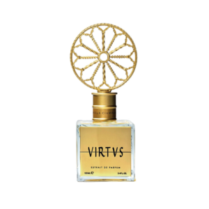 Perfume dorado en envase transparente con etiqueta de letras negras que refleja Virtus. Tapa dorada ornamental de forma circular