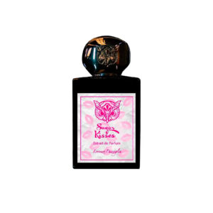 Perfume rectangular negro, tapa con logo de Búho, etiqueta blanca con Sugar Kisses y labios rosados.