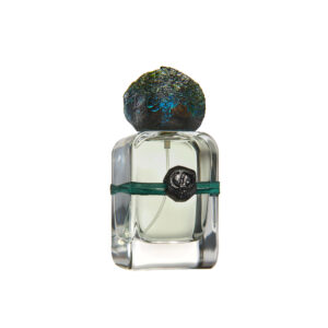 Perfume transparente con tapa esférica en tonos azules y verdes, atado con una cuerda verde.