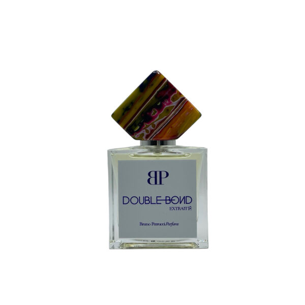 Perfume Double Bond, liquido amarillo claro, frasco transparente tapa marrón.