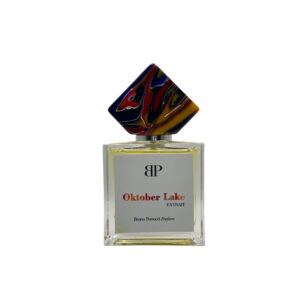 Perfume base cuadrada, liquido dorado, con etiqueta frontal Oktober Lake.