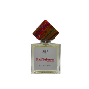 Perfume elegante, cuadrado, líquido dorado, etiqueta gris, Red Tuberose en letras rojas.