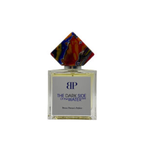 Perfume elegante, cuadrado, líquido dorado, etiqueta gris con letras azul y negro.