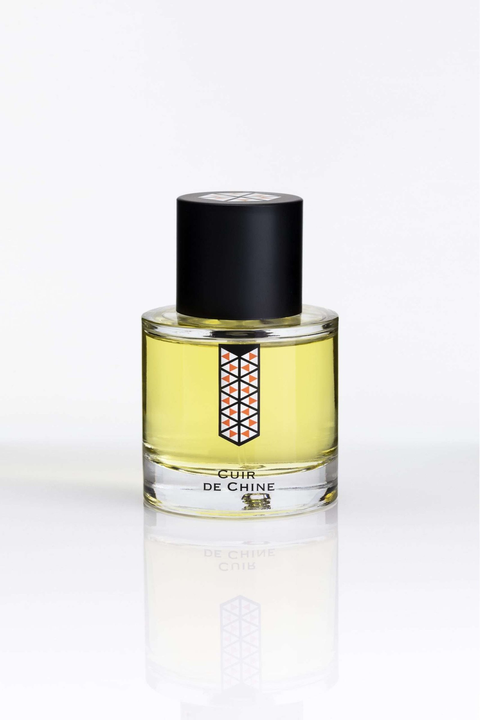 Frasco de Les Indémodables Cuir de Chine Eau de Parfum, perfume nicho de cuero elegante para El Salvador y Centroamérica, envío internacional.