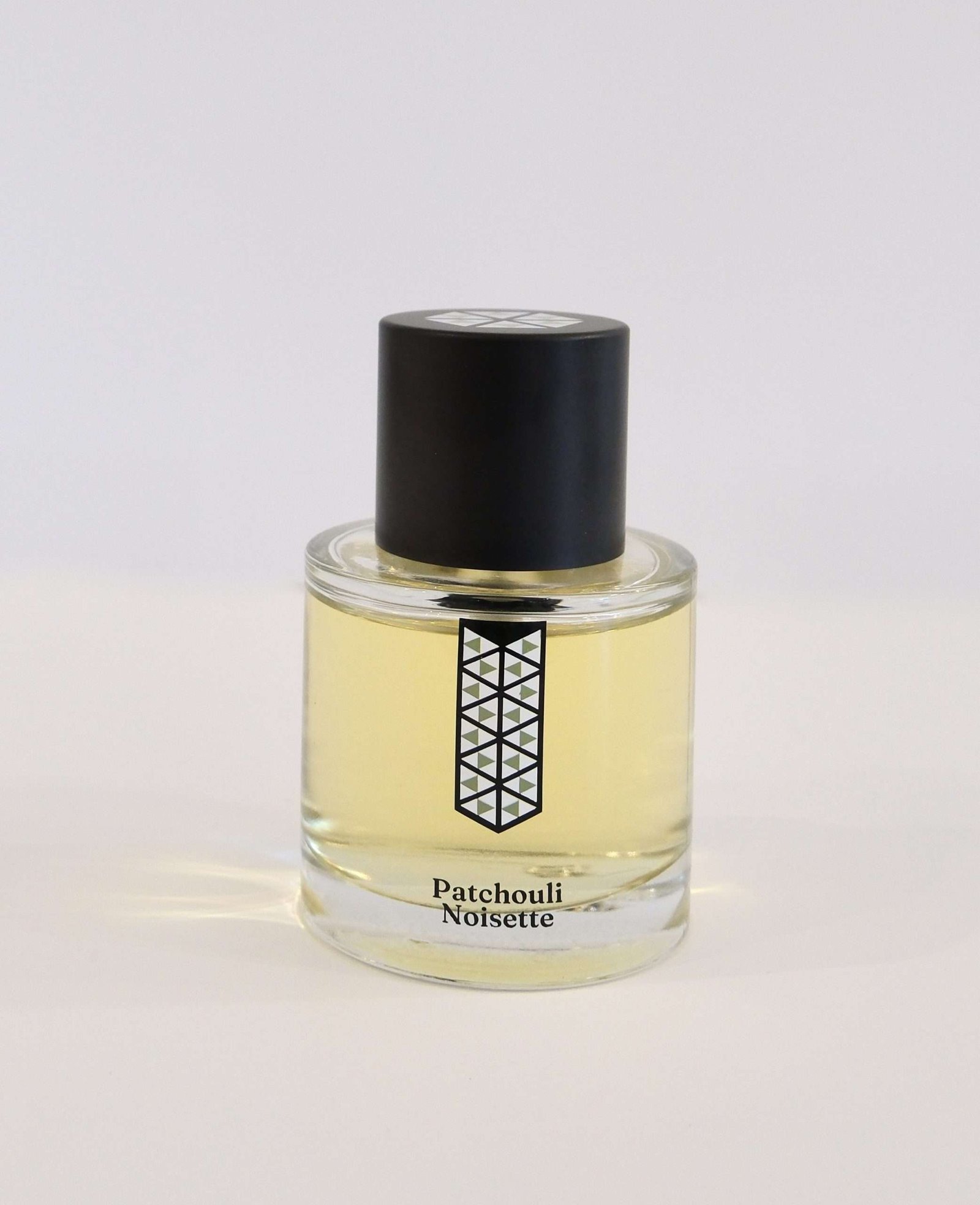 Botella de Les Indémodables Patchouli Noisette, perfume nicho pachulí/avellana gourmand para El Salvador y Centroamérica, envío internacional.