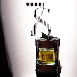 Aquí tienes algunas opciones de texto ALT, considerando la optimización SEO, la descripción del producto y el enfoque emocional: **Opción 1 (Énfasis en la experiencia):** `Sunset Yoko Eau de Parfum ALMAH: Un atardecer en tu piel. Aroma sensual y cálido. Descúbrelo ahora.` **Opción 2 (Énfasis en la marca y el beneficio):** `ALMAH Sunset Yoko: El perfume que captura la