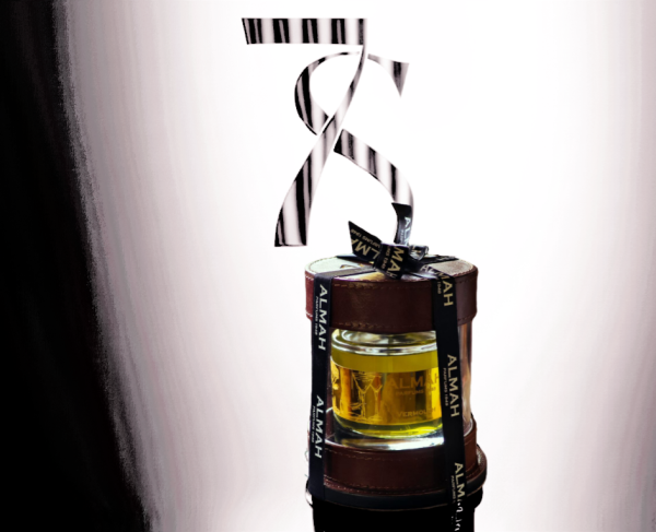 Aquí tienes algunas opciones de texto ALT, considerando la optimización SEO, la descripción del producto y el enfoque emocional: **Opción 1 (Énfasis en la experiencia):** `Sunset Yoko Eau de Parfum ALMAH: Un atardecer en tu piel. Aroma sensual y cálido. Descúbrelo ahora.` **Opción 2 (Énfasis en la marca y el beneficio):** `ALMAH Sunset Yoko: El perfume que captura la