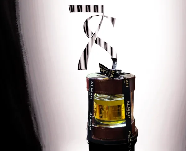 Aquí tienes algunas opciones de texto ALT, considerando la optimización SEO, la descripción del producto y el enfoque emocional: **Opción 1 (Énfasis en la experiencia):** `Sunset Yoko Eau de Parfum ALMAH: Un atardecer en tu piel. Aroma sensual y cálido. Descúbrelo ahora.` **Opción 2 (Énfasis en la marca y el beneficio):** `ALMAH Sunset Yoko: El perfume que captura la