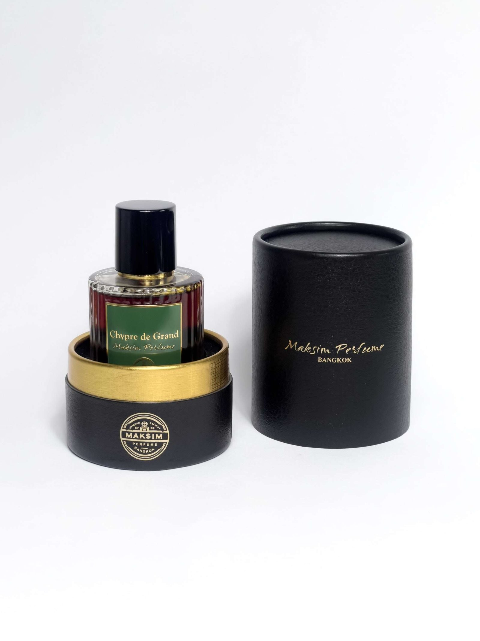 El perfume MAKSIM que evoca lujo y sofisticación. Seduce tus sentidos. ✨