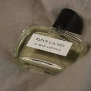Alternative view of Fleur Cachée